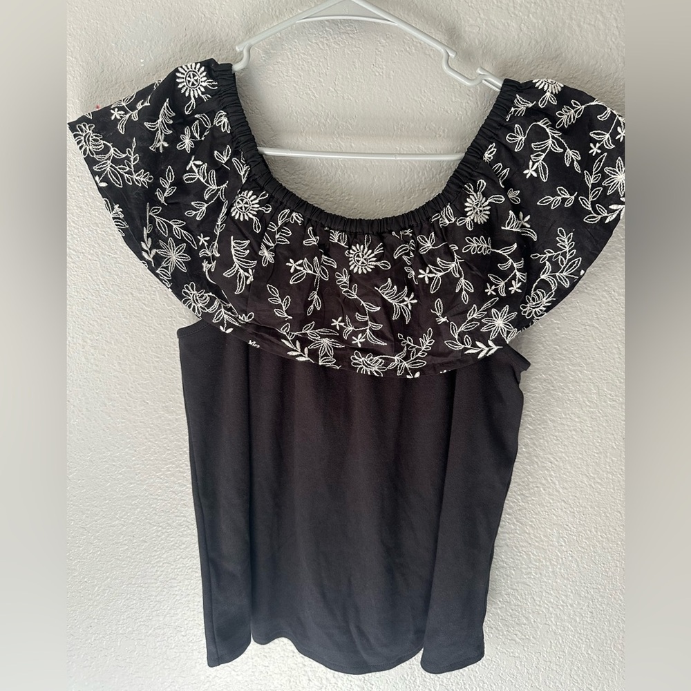 Calligraphie off the shoulder sleeveless black blouse white embroidered